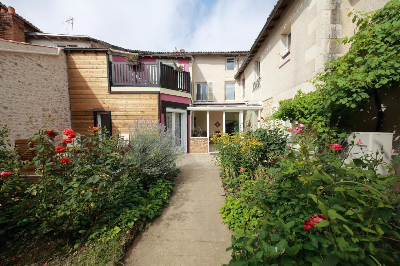 Bed and Breakfast La Loge des Fées Latillé Esterno foto
