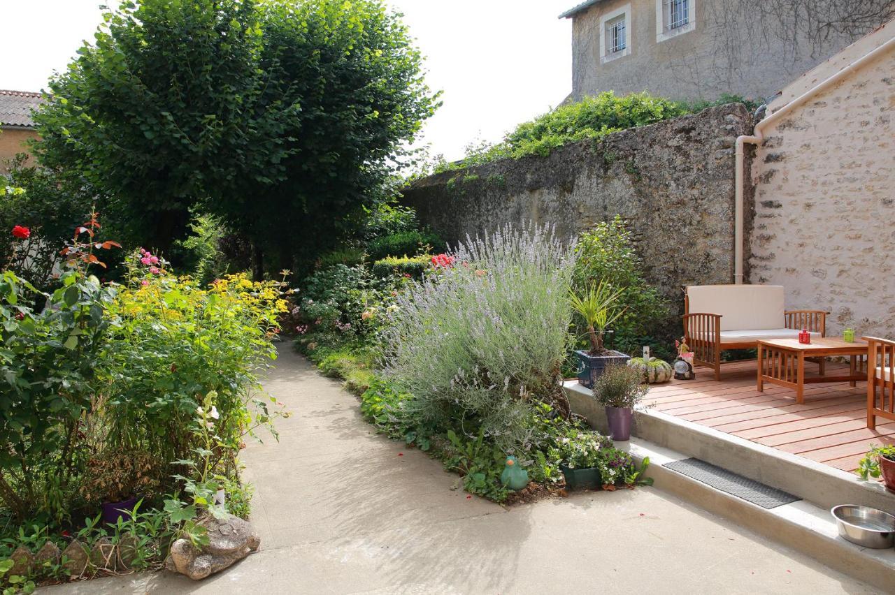 Bed and Breakfast La Loge des Fées Latillé Esterno foto