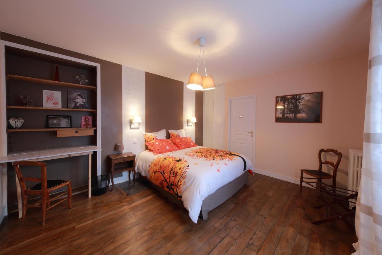 Bed and Breakfast La Loge des Fées Latillé Esterno foto